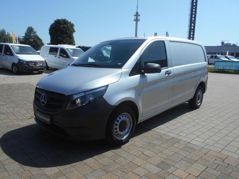 Silber Gebraucht 2023 Mercedes Vito Van / Kleinbus | 26.608 € (Etwas zu teuer) - Bild 1/4