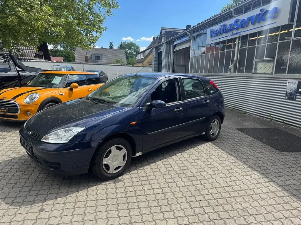 Używany Ford Focus Ambiente 101 KM (74 kW) 2002 Niebieski Sedan/Limuzyna