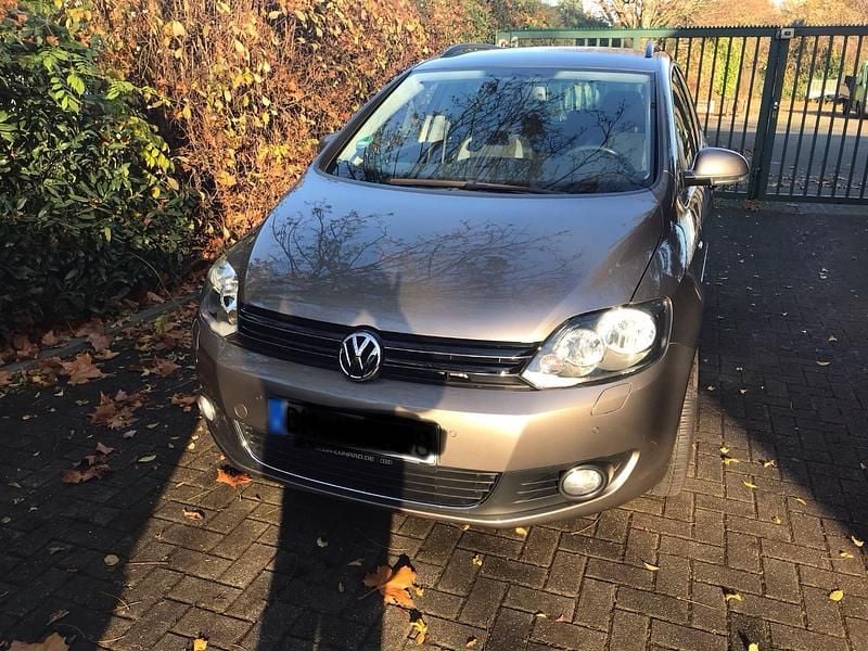 Usado VW Golf VII 105 HP (77 kW) 2013 Castanho Sedan