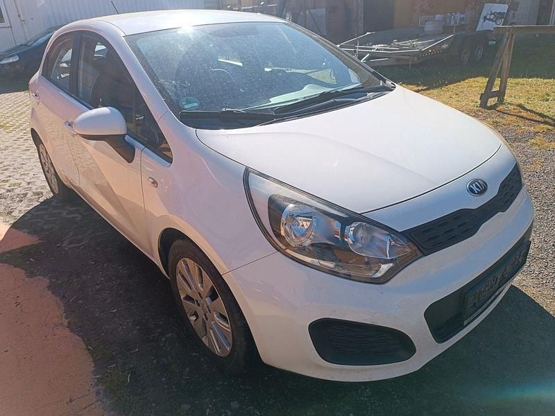 Second-hand Kia Rio Edition 7 86 CP (63 kW) 2012 Alb Berlinǎ
