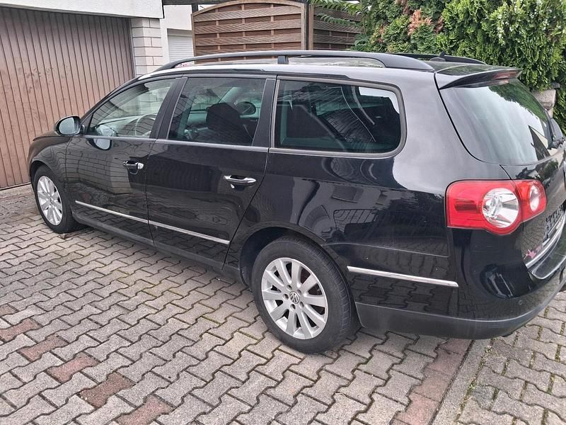 Schwarz Gebraucht 2006 VW Passat Kombi | 2.599 € (Etwas zu teuer) - Bild 1/4