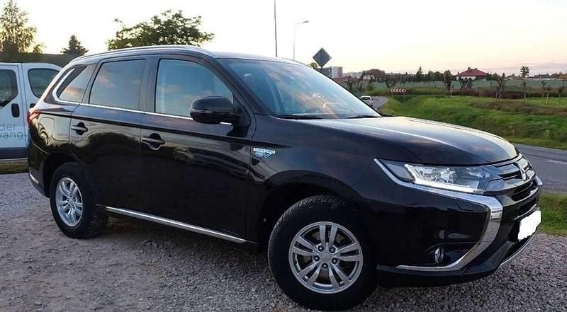 Schwarz Gebraucht 2015 Mitsubishi Outlander P-HEV SUV | 11.150 € (Fairer Preis) - Bild 1/4
