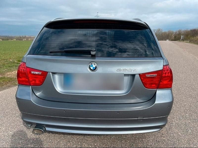 Gebraucht BMW 320 184 PS (135 kW) 2011 Grau Kombi
