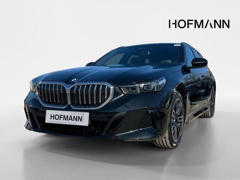 Saphirschwarz metallic Neu 2024 BMW 520 M Sport Kombi | 65.245 € (Guter Preis) - Bild 1/4