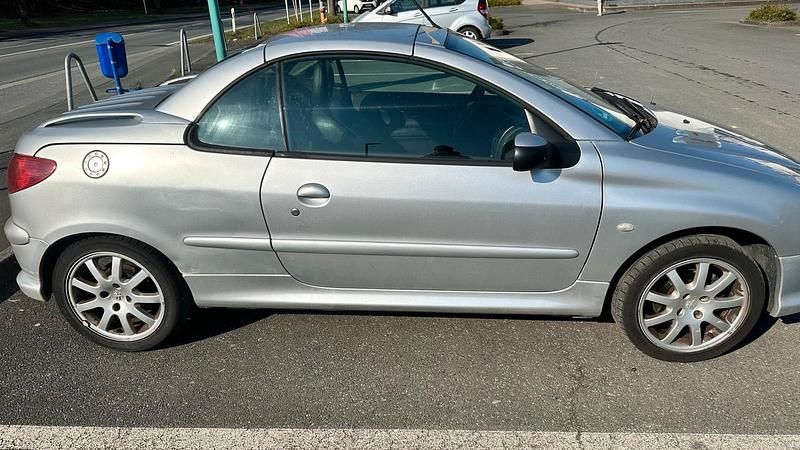 Gebraucht Peugeot 206 109 PS (80 kW) 2004 Silber Cabrio