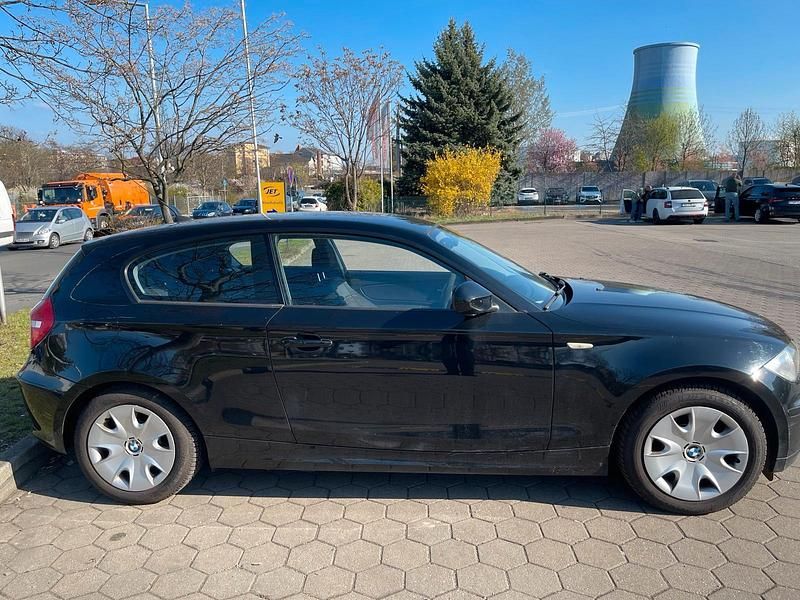 Gebraucht BMW 116 122 PS (89 kW) 2009 Schwarz Kleinwagen
