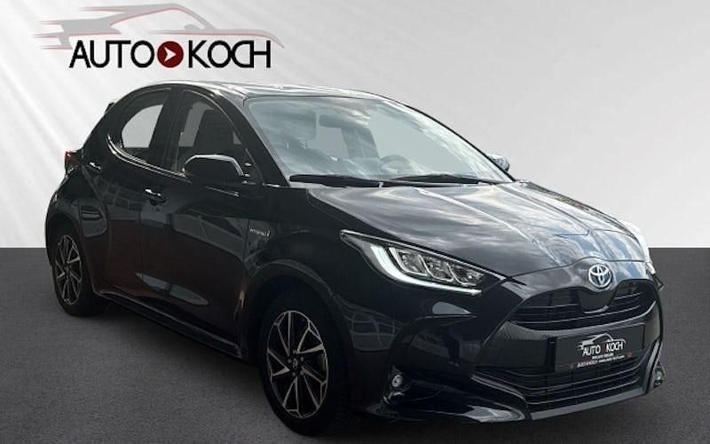 Schwarz Gebraucht 2021 Toyota Yaris Hybrid Club Limousine | 18.890 € (Fairer Preis) - Bild 1/4