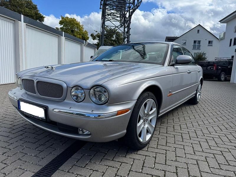 Silber Gebraucht 2005 Jaguar XJR Supercharged Limousine | 11.999 € - Bild 1/4