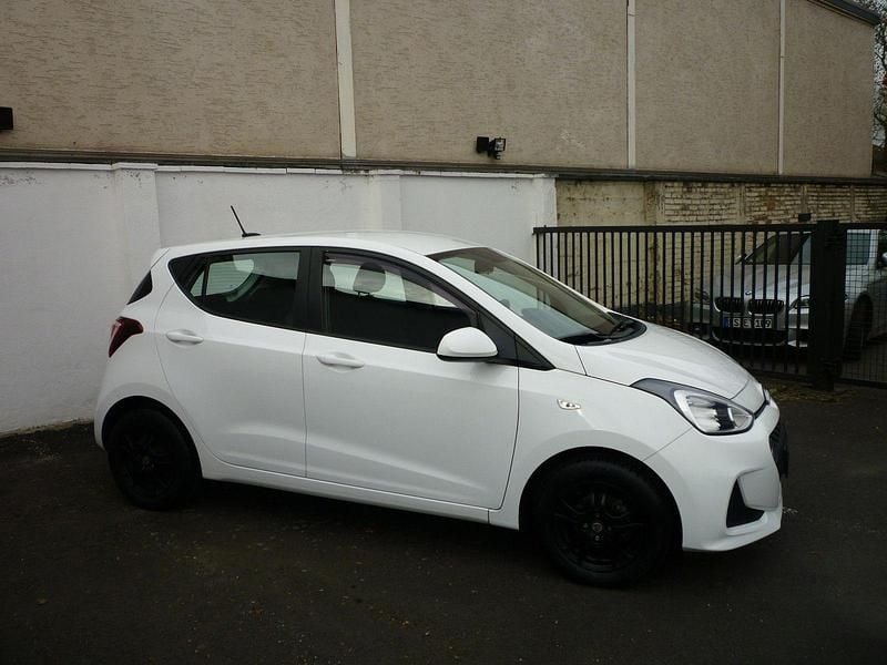 Gebraucht Hyundai i10 67 PS (49 kW) 2019 Weiß Kleinwagen