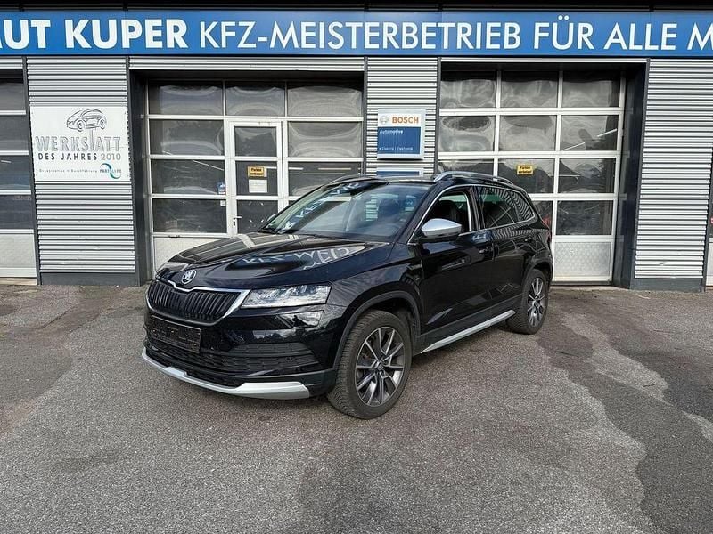 Cerna magic/black magic Gebraucht 2022 Skoda Karoq Scout 4x4 SUV | 25.490 € (Guter Preis) - Bild 1/4