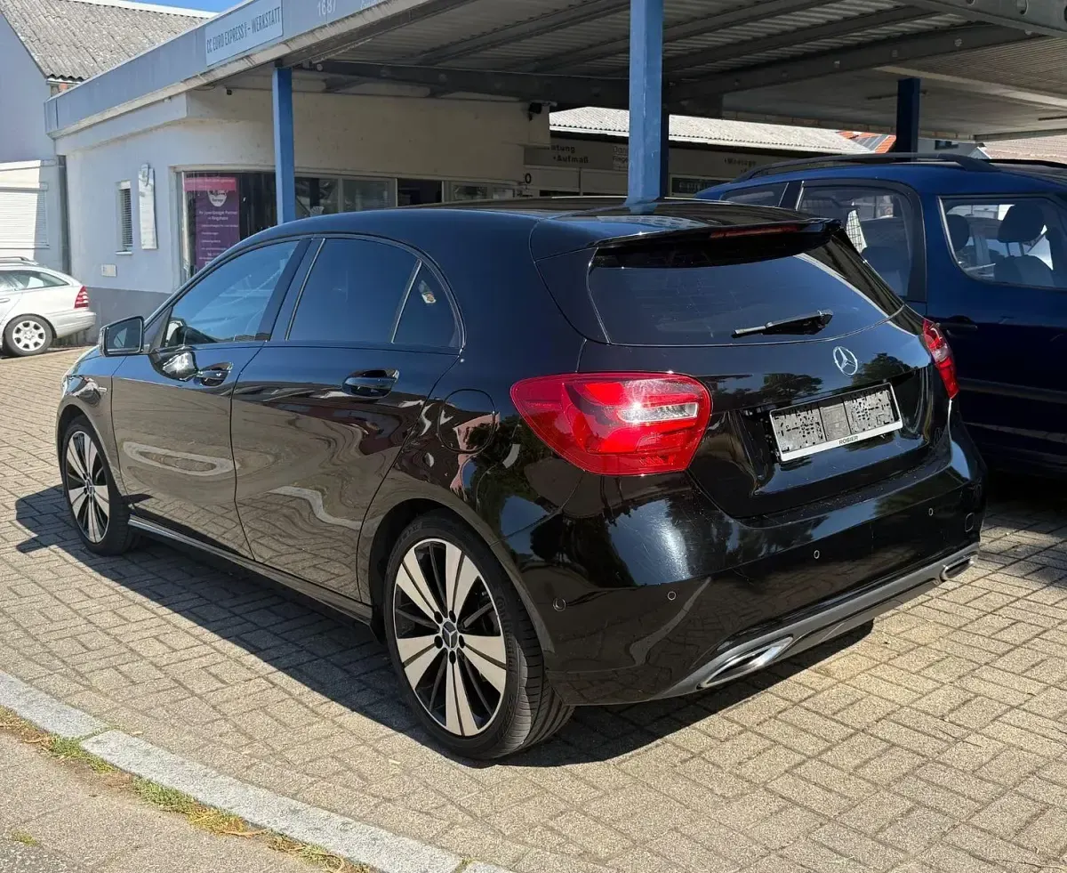 Gebraucht Mercedes A200 Urban 156 PS (114 kW) 2016 Schwarz Kleinwagen