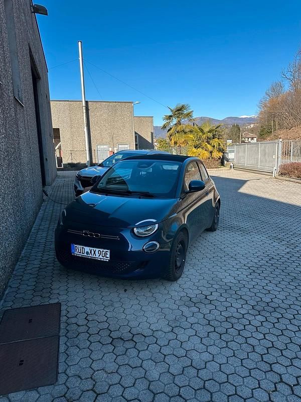 Blau Gebraucht 2021 Fiat 500e Cabrio | 19.500 € (Fairer Preis) - Bild 1/2