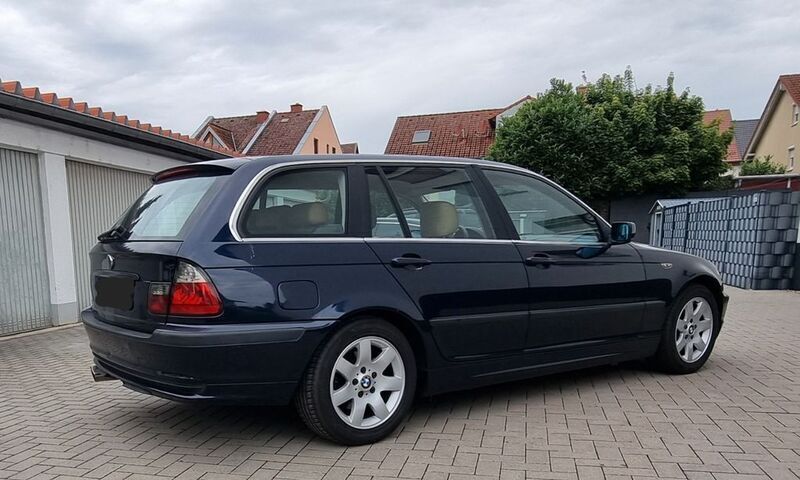Blau Gebraucht 2002 BMW 320 Sport Line Kombi | 4.850 € (Fairer Preis) - Bild 1/4