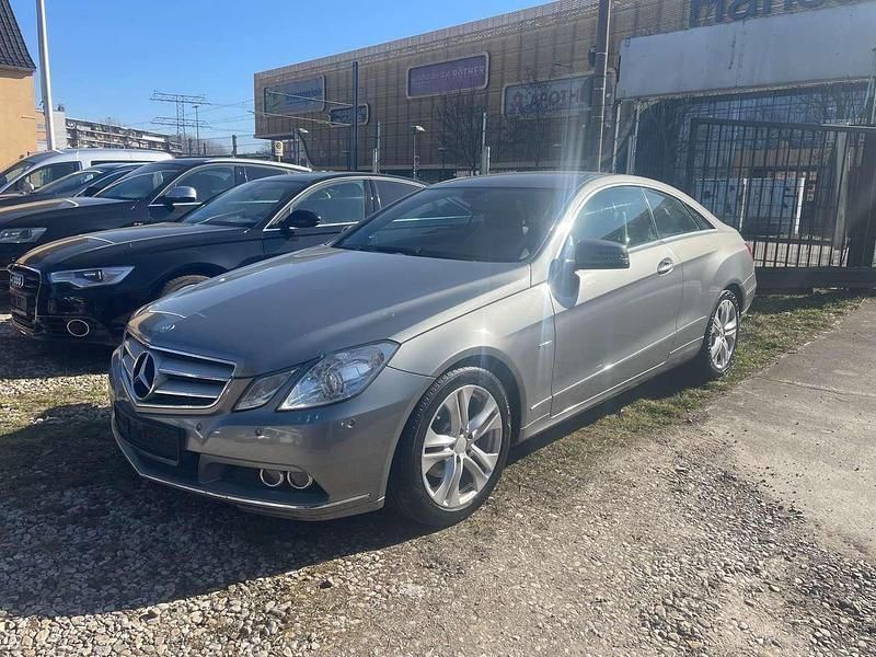 Gebraucht Mercedes E200 Avantgarde 184 PS (135 kW) 2010 Iridiumsilber met. Coupé