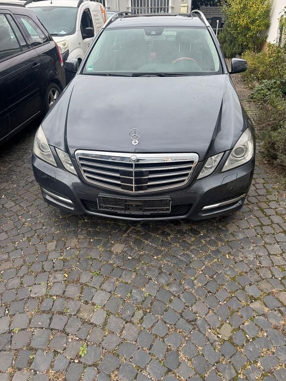 Grau Gebraucht 2010 Mercedes E220 Limousine | 3.699 € (Superpreis) - Bild 1/3