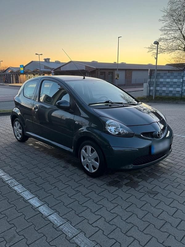 Używany Toyota Aygo 68 KM (50 kW) 2005 Szary Hatchback