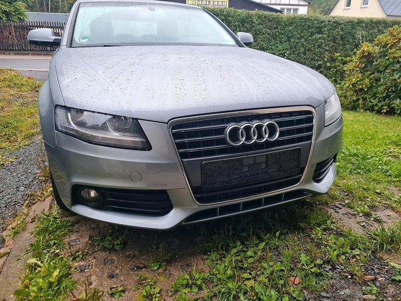 Grau Gebraucht 2011 Audi A4 Limousine | 5.600 € (Superpreis) - Bild 1/4