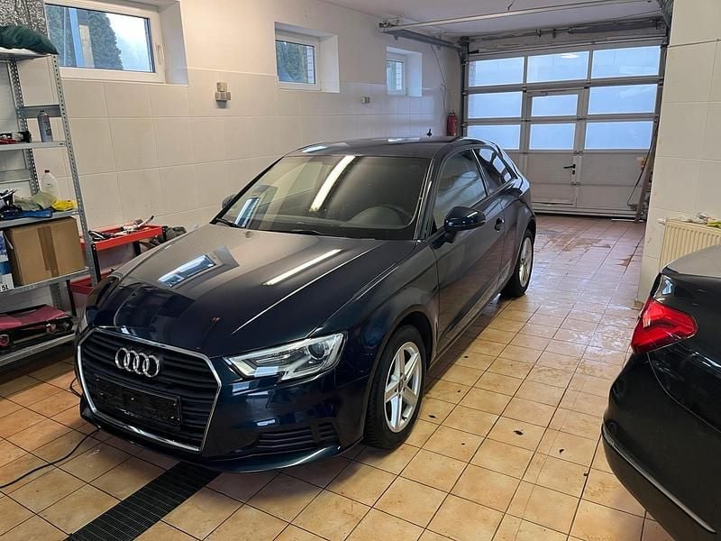 Blau Gebraucht 2017 Audi A3 Comfort Kleinwagen | 16.900 € (Fairer Preis) - Bild 1/4