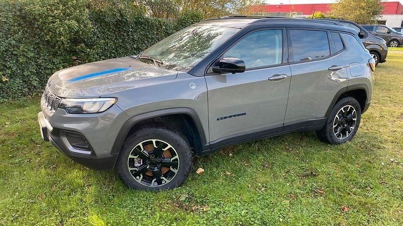Grau Gebraucht 2023 Jeep Compass Trailhawk SUV | 29.500 € (Fairer Preis) - Bild 1/4
