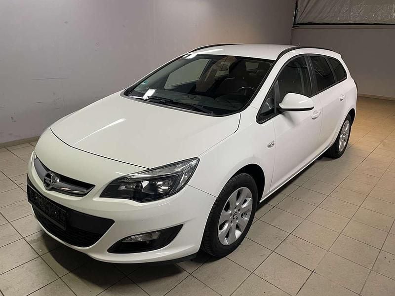 Schneeweiss/summitwhite/arctic Gebraucht 2015 Opel Astra Edition Kombi | 5.900 € (Superpreis) - Bild 1/4