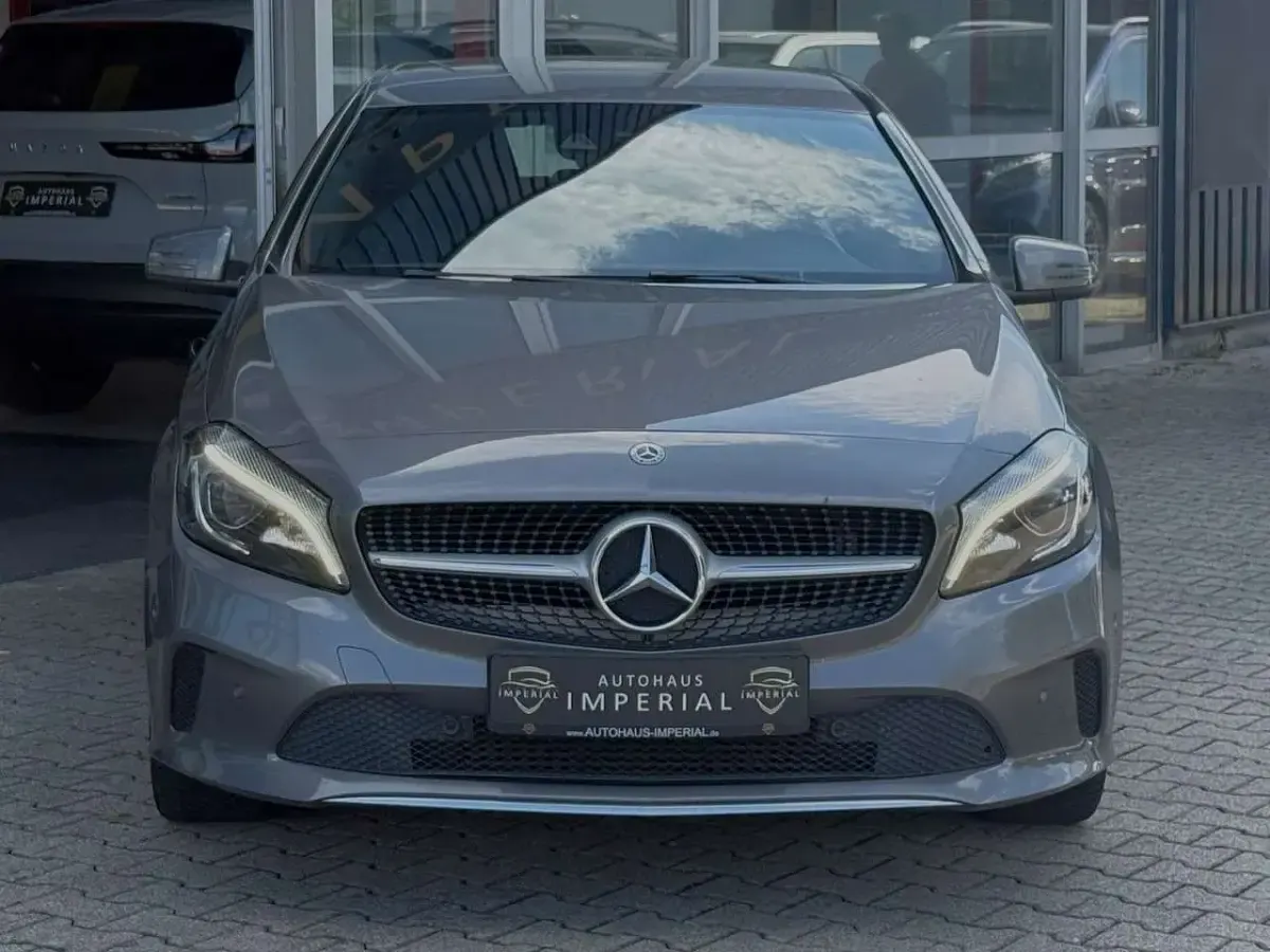 Gebraucht Mercedes A180 Urban 109 PS (80 kW) 2019 Mountaingrau Limousine