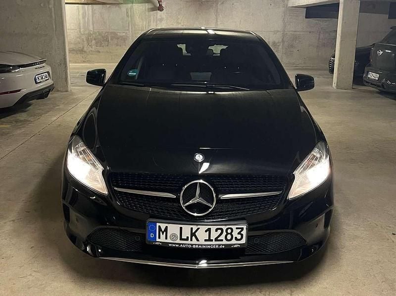 Schwarz Gebraucht 2017 Mercedes A180 Limousine | 13.000 € (Fairer Preis) - Bild 1/4