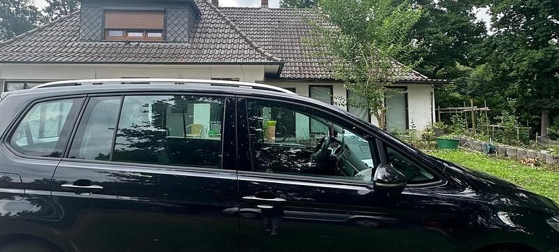 Schwarz Gebraucht 2016 VW Touran Van / Kleinbus | 14.000 € (Superpreis) - Bild 1/4