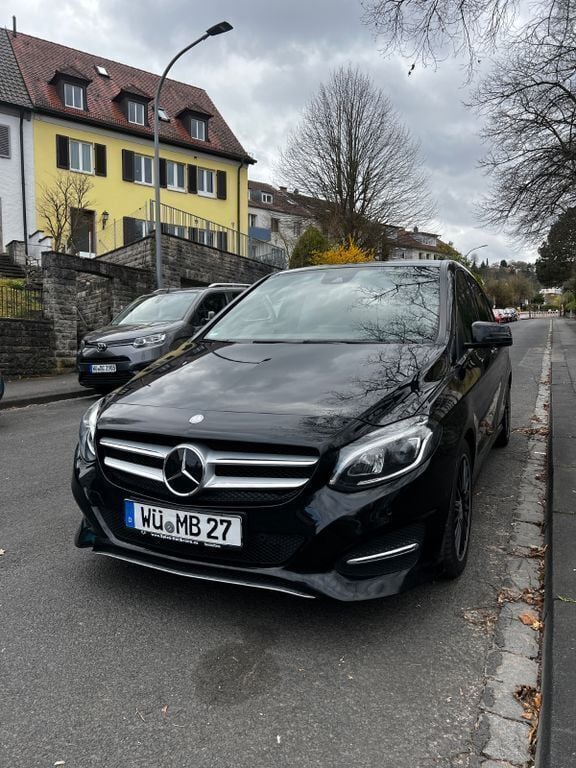 Schwarz Gebraucht 2017 Mercedes B220 Edition Van / Kleinbus | 18.500 € (Fairer Preis) - Bild 1/4