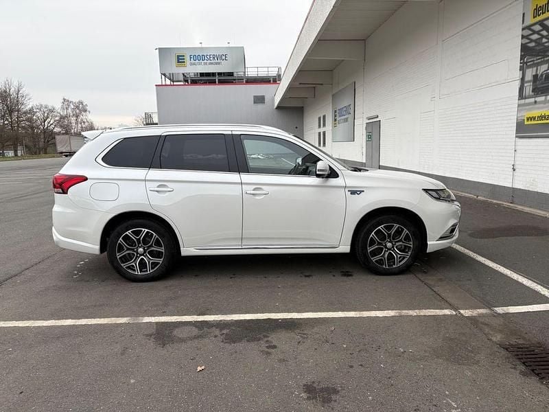 Gebraucht Mitsubishi Outlander P-HEV Edition 224 PS (164 kW) 2019 Weiß SUV