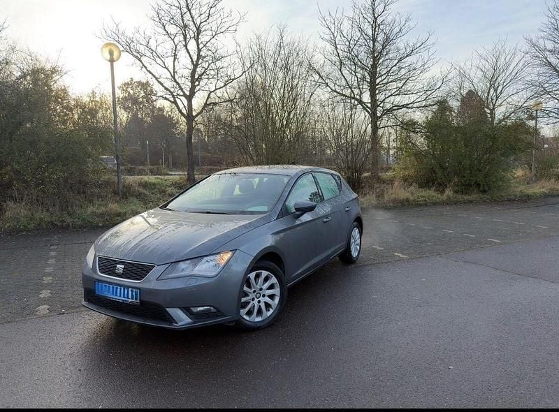 Grau Gebraucht 2013 Seat Leon Style Limousine | 8.990 € (Fairer Preis) - Bild 1/4