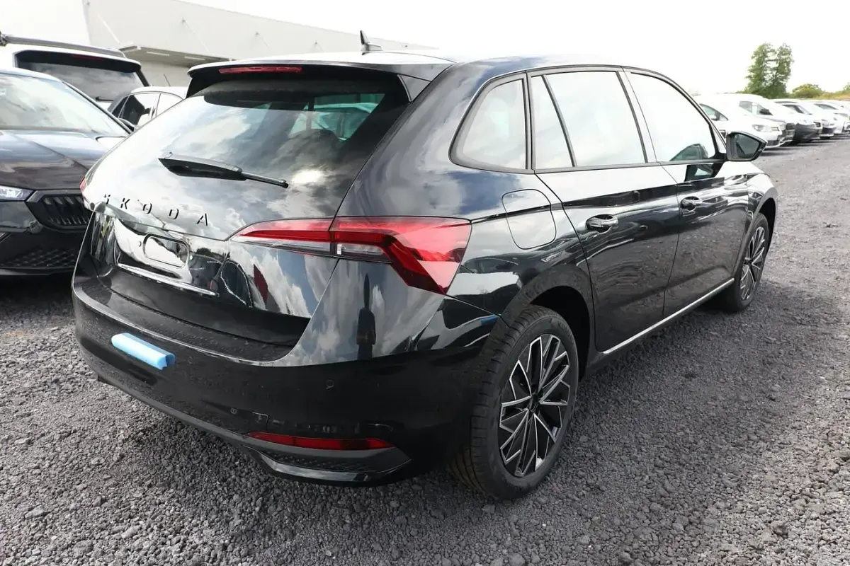 Neu Skoda Scala Dynamic 150 PS (110 kW) 2025 Stahlgrau Kleinwagen