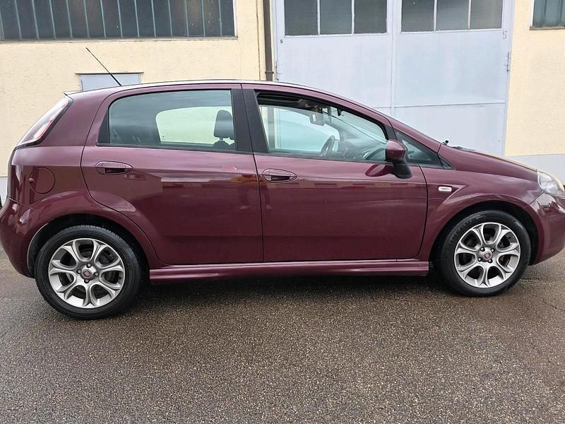 Gebraucht Fiat Grande Punto Dynamic 105 PS (77 kW) 2012 Violet Kleinwagen