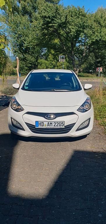 Weiß Gebraucht 2015 Hyundai i30 Edition Limousine | 7.700 € (Superpreis) - Bild 1/4
