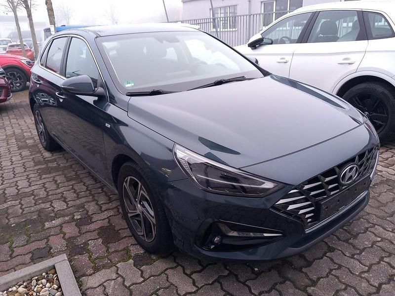Gebraucht Hyundai i30 Trend 159 PS (116 kW) 2022 Dark teal metallic Limousine