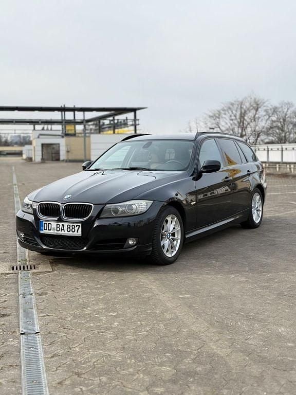 Gebraucht BMW 318 143 PS (105 kW) 2011 Schwarz Kombi