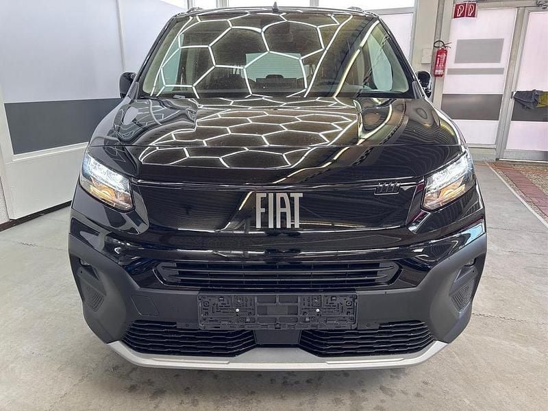 Neu Fiat Doblò Style 102 PS (75 kW) 2025 Schwarz cinema 632 Van / Kleinbus