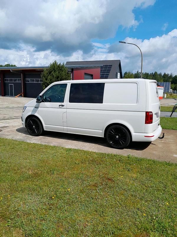 Gebraucht VW Multivan 150 PS (110 kW) 2018 Weiß Van / Kleinbus