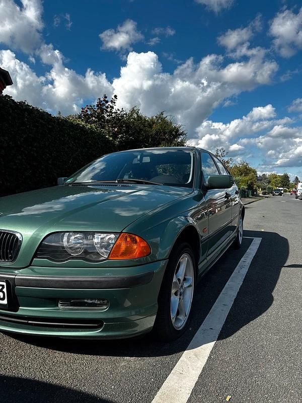 Grün Gebraucht 1999 BMW 320 Limousine | 900 € (Guter Preis) - Bild 1/4