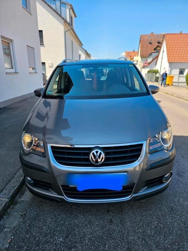 Grau Gebraucht 2010 VW Touran Cross Van / Kleinbus | 5.000 € (Fairer Preis) - Bild 1/4