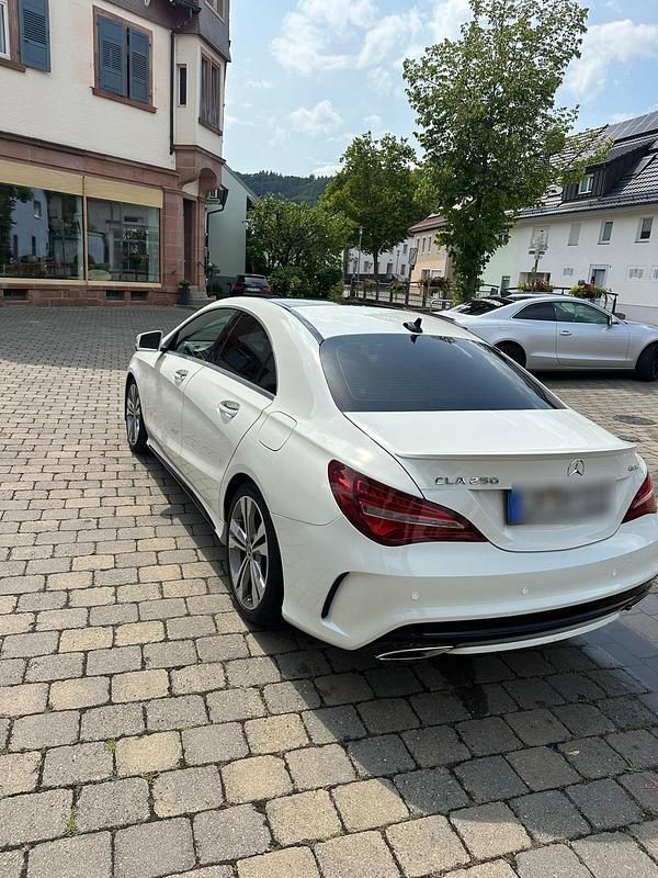 Weiß Gebraucht 2016 Mercedes CLA250 AMG Limousine | 18.990 € (Guter Preis) - Bild 1/4