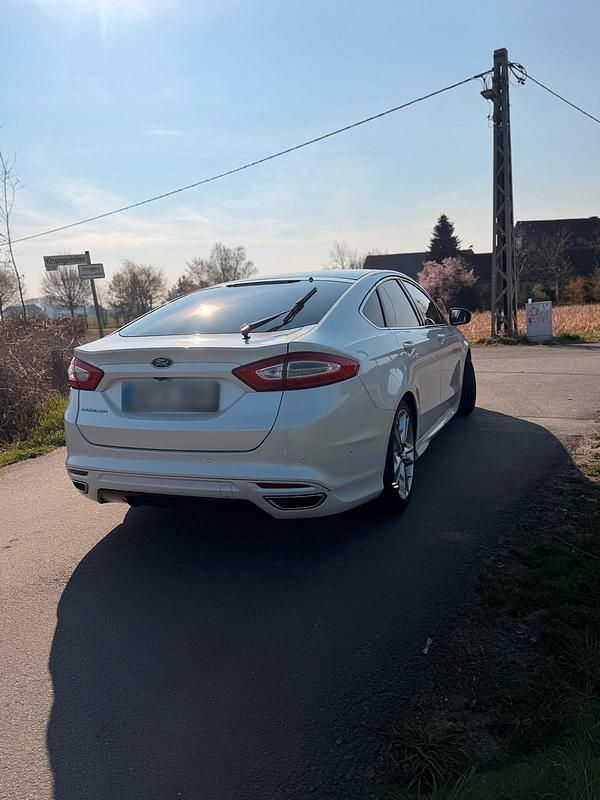 Gebraucht Ford Mondeo Titanium 210 PS (154 kW) 2016 Weiß Limousine
