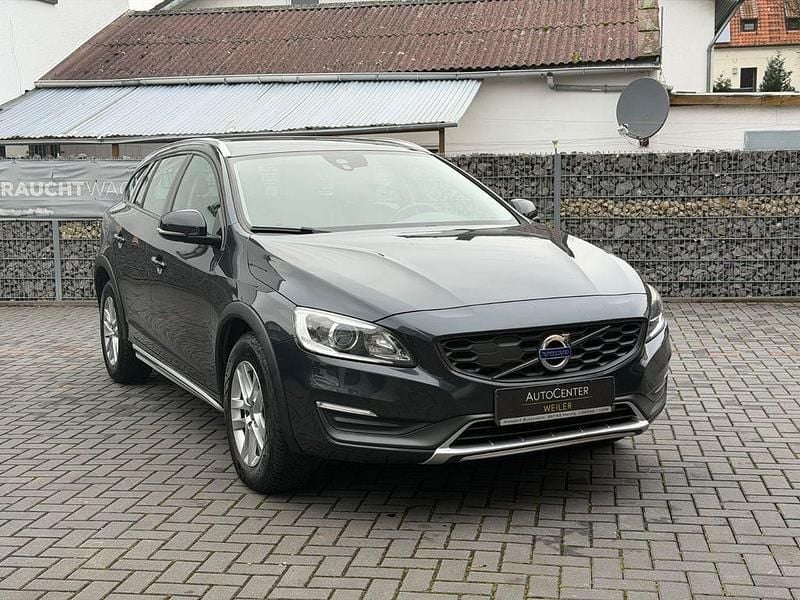 Grau Gebraucht 2015 Volvo V60 CC Kombi | 8.490 € - Bild 1/2
