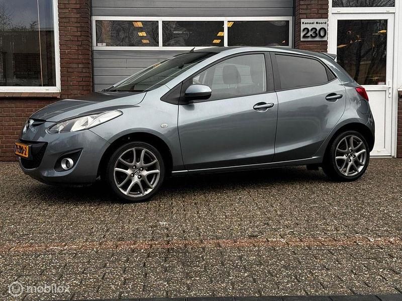 Grau Gebraucht 2013 Mazda 2 Limousine | 3.450 € (Fairer Preis) - Bild 1/4