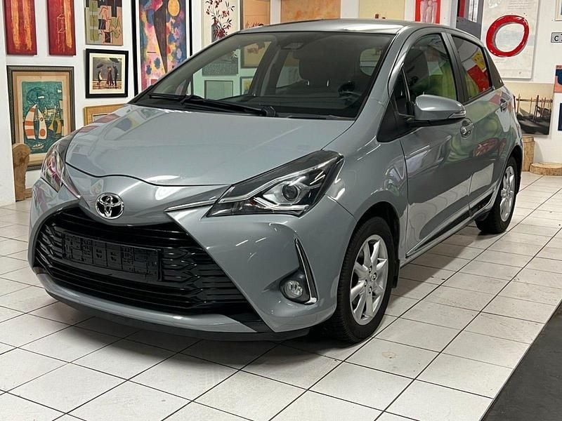Grau Gebraucht 2019 Toyota Yaris Club Kleinwagen | 12.800 € (Fairer Preis) - Bild 1/4