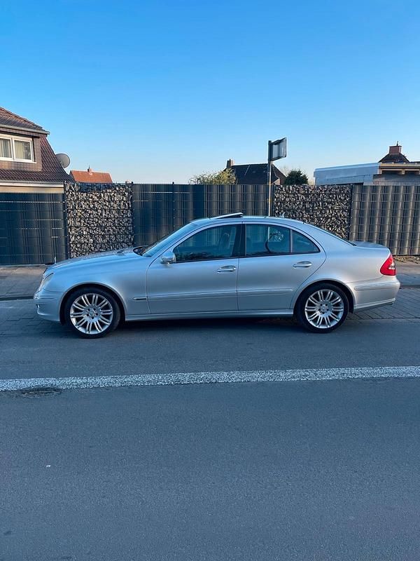 Silber Gebraucht 2008 Mercedes E320 Avantgarde Limousine | 5.000 € (Guter Preis) - Bild 1/4