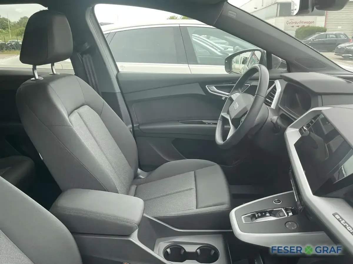 Gebraucht Audi Q4 e-tron Basis 125 kW (170 PS) 2023 Taifungraumetallic SUV