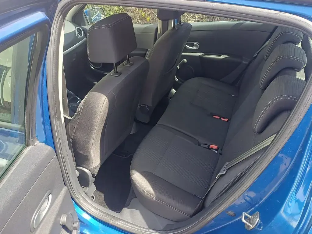 Używany Renault Clio II Expression 75 KM (55 kW) 2010 Niebieski Sedan/Limuzyna