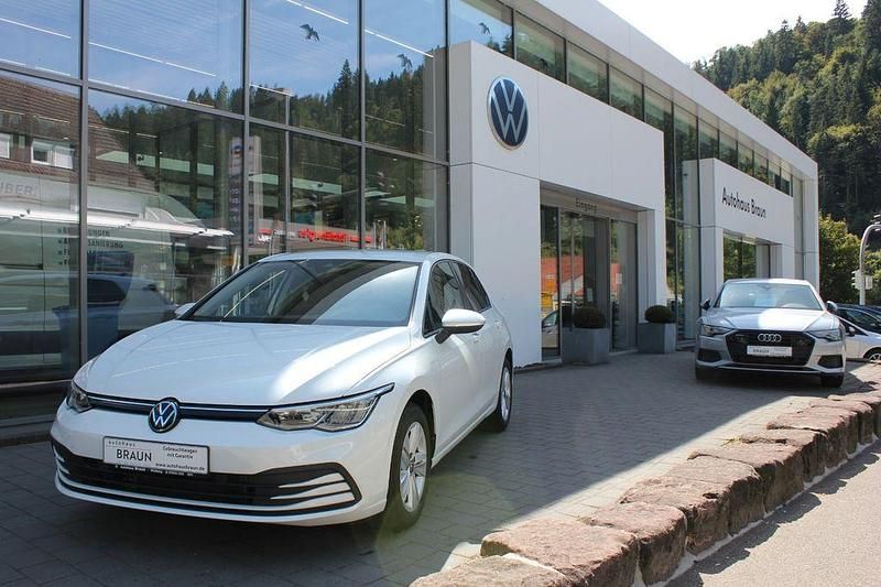 Weiß Gebraucht 2023 VW Golf VIII Life Limousine | 23.990 € (Fairer Preis) - Bild 1/4