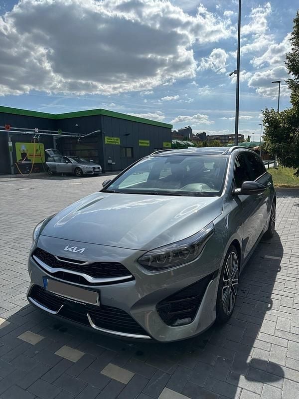Grau Gebraucht 2022 Kia Ceed Sportswagon GT-Line Kombi | 27.500 € (Teuer) - Bild 1/4