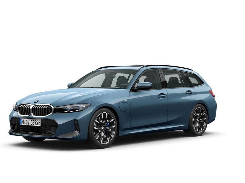 Gebraucht BMW 330e Shadowline 292 PS (214 kW) 2025 Arctic race blue (blau) Kombi